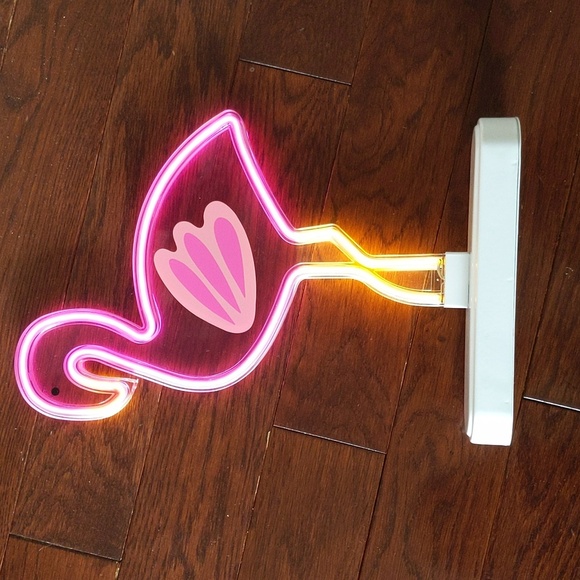 Flamingo/palm tree decor - Picture 4 of 8